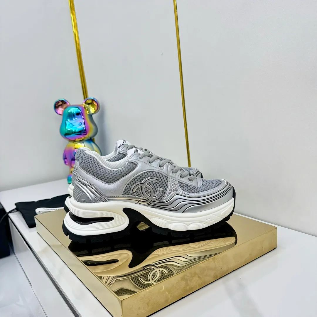 👟👟Ex-factory price 680👟👟 Upgraded version, upgraded version, upgraded version! No rebuttal accepted! ! ! ! Chanel Chanel panda shoes! 2025 counter's top casual sports shoes. This classic design; the upper is electro-embroidered with a variety of techniques; the outsole is fashionable and sporty; the unusual inclusion of a variety of color matching elements... The diversified mix and match is very good-looking and versatile, and can be used for leisure, fashion, sports, and outdoor... ꫛꫀꪝ Go➫ Materials: ❶Upper made of: original imported first-layer silk cowhide + original waterproof cloth + original first-layer cowhide ❷Inner lining: Original Yangli+Net ❸Outsole based on: Original TPU combination outsole Counter boutique packaging complete set for women 35–41 👉 👉 👉 👉